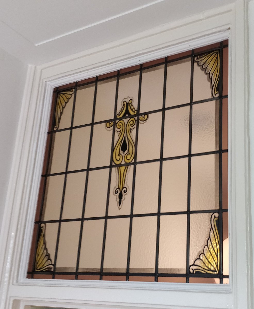 GoudseGlazenier's tweet photo. Nieuw gebrandschilderd glas-in-lood met hetzelfde ontwerp als de originele ramen. New painted stained glass window with the same design as the original windows. https://t.co/lyLdq0o934