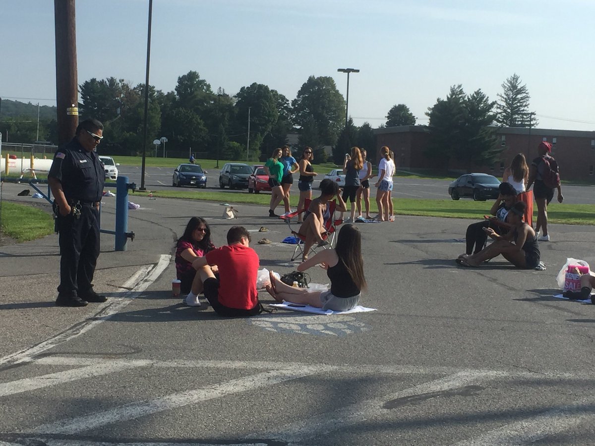 PVBEARSHS's tweet photo. The @PVClass2019 doesn’t mess around when it comes to Paw Painting....some were here at 7:30 AM to claim their Paw!!  #PVtailgate https://t.co/He0h9RF0cP