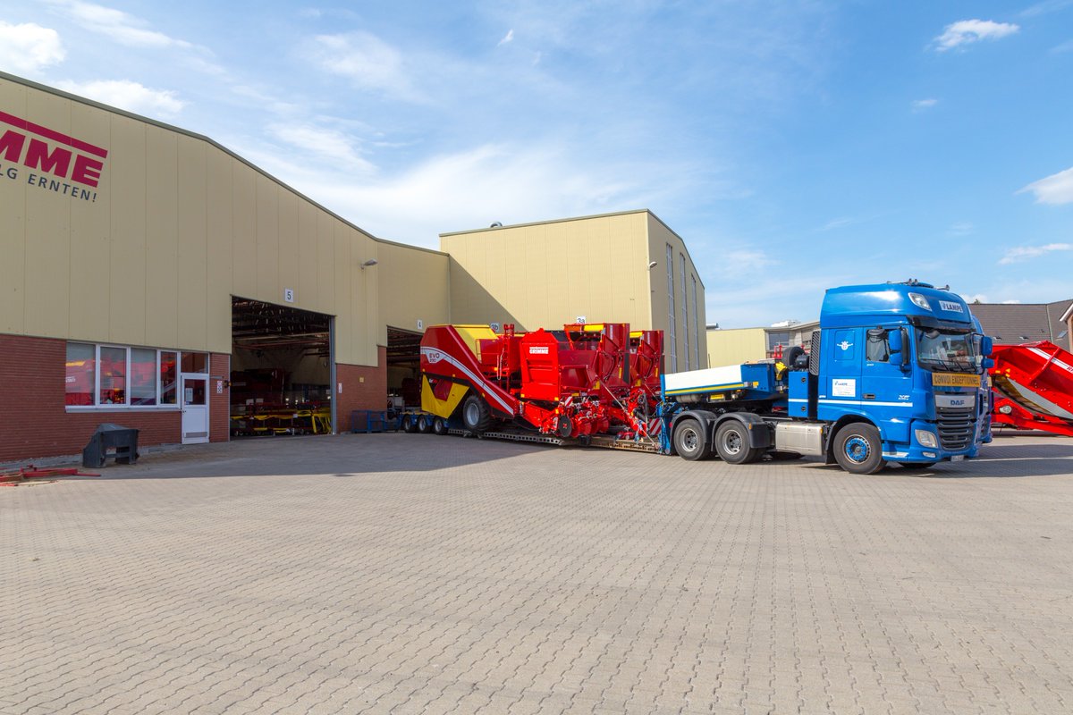 GRIMMEGroup's tweet photo. Today on the road - tomorrow on the field. The two GRIMME EVO 290 AirSep´s their way to the customer.
#GRIMME #GRIMMEGroup #harvest #AirSep https://t.co/ws3vjJR6Vu