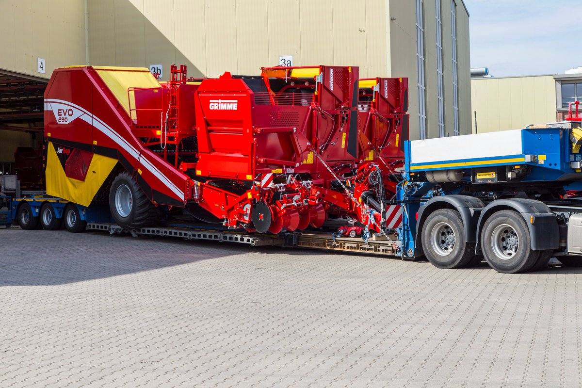 GRIMMEGroup's tweet photo. Today on the road - tomorrow on the field. The two GRIMME EVO 290 AirSep´s their way to the customer.
#GRIMME #GRIMMEGroup #harvest #AirSep https://t.co/ws3vjJR6Vu