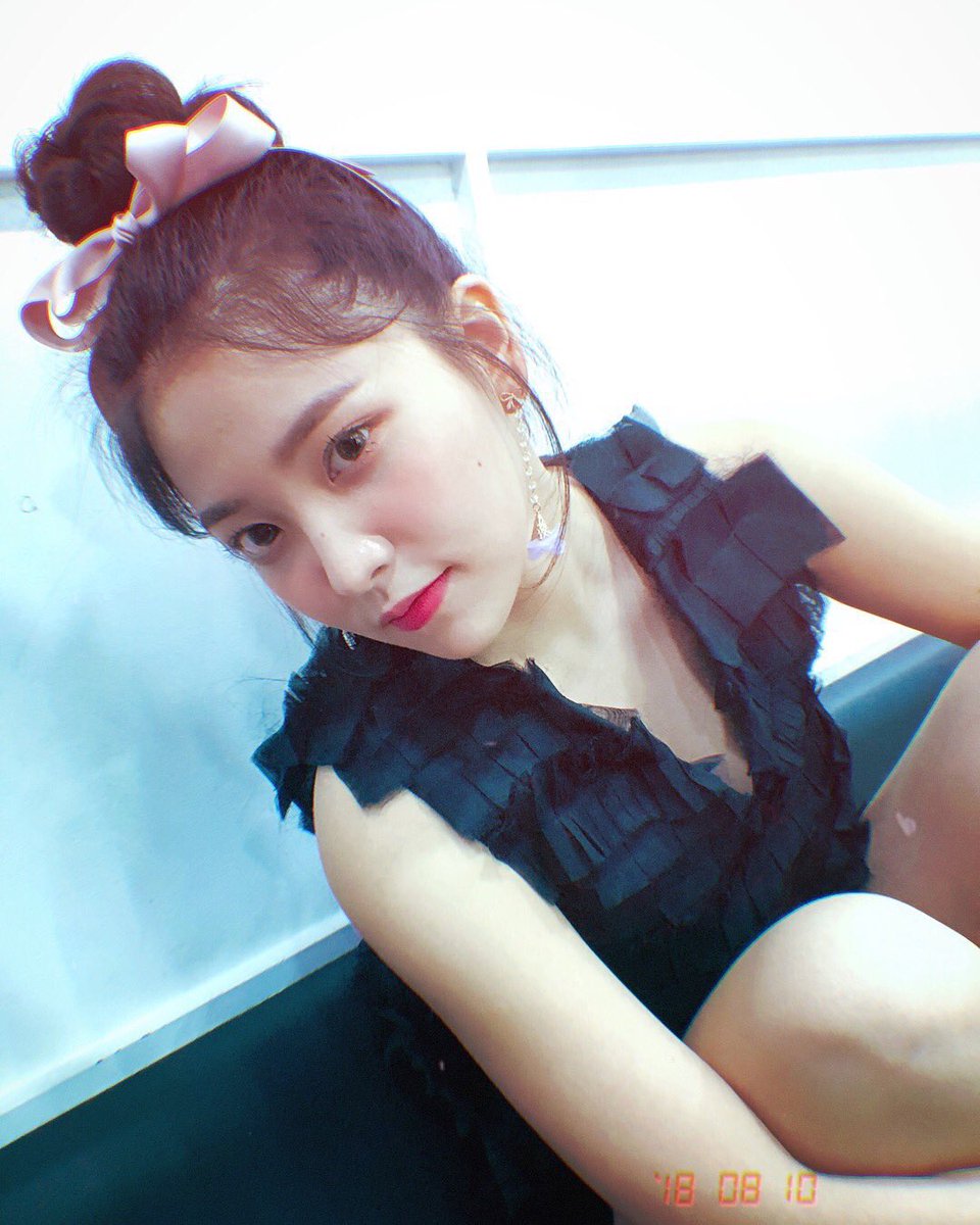 RedVelvet_Mx's tweet photo. [#OFFICIAL 🍇| 180810]
Actualización de la cuenta oficial de Red Velvet en Instagram con #YERI https://t.co/evZFy9jdCn