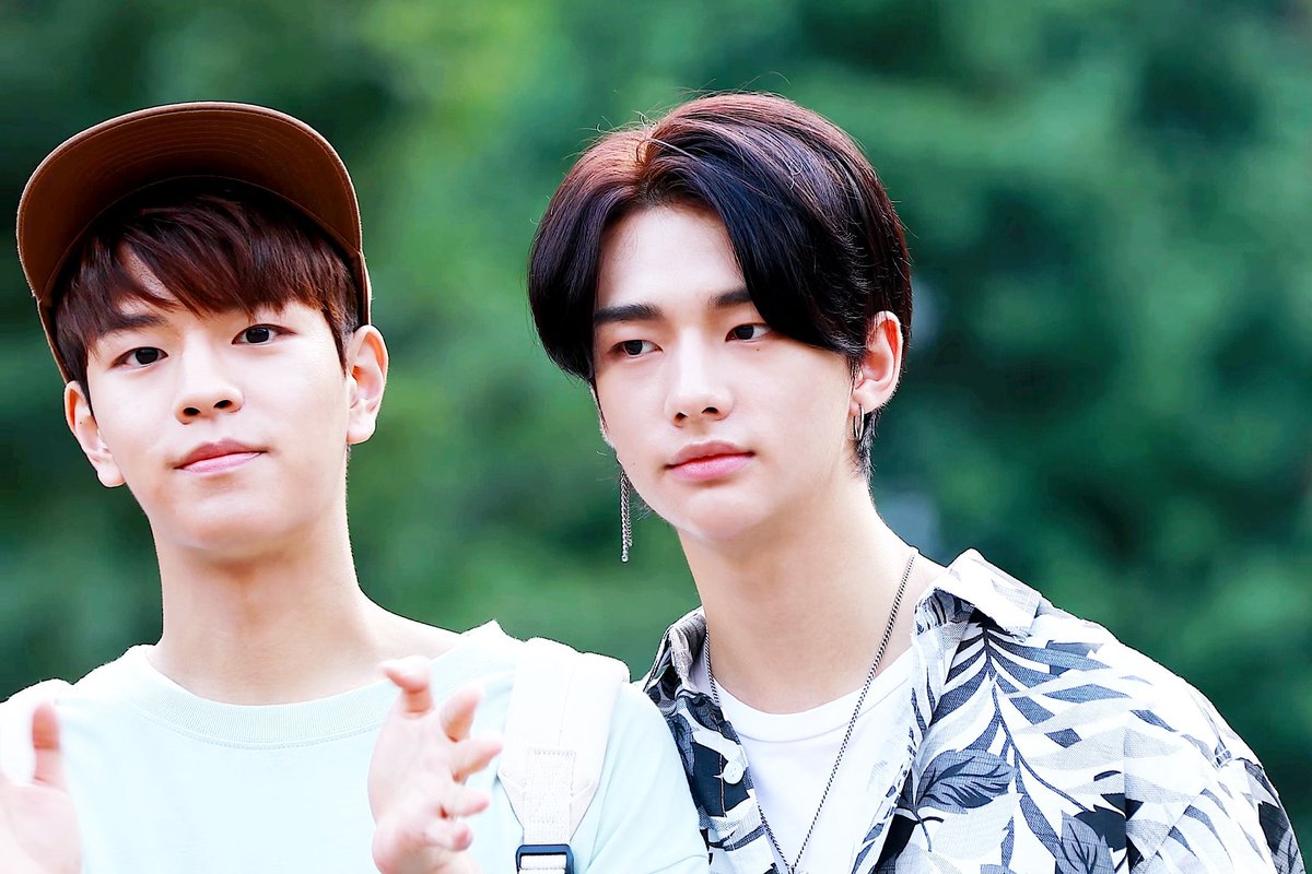chwajoo_r's tweet photo. เซตนี้ทำชุ้นใจบาง ฮอลลล น่ารักอะ เหมือนคนหวงแฟน มันก็จะค่อยๆเอียงเข้าหาคนที่เรารัก
#ฮยอนซึงมิน https://t.co/QVxSwA3Ava