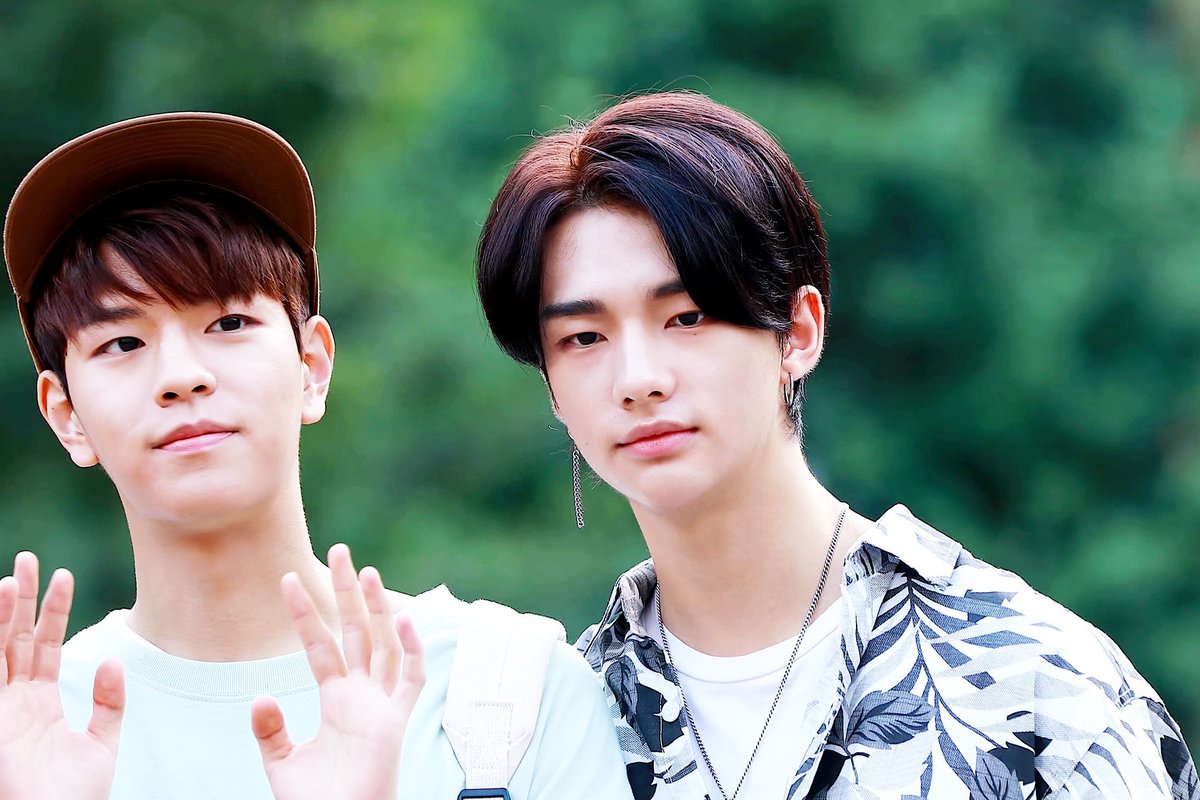 chwajoo_r's tweet photo. เซตนี้ทำชุ้นใจบาง ฮอลลล น่ารักอะ เหมือนคนหวงแฟน มันก็จะค่อยๆเอียงเข้าหาคนที่เรารัก
#ฮยอนซึงมิน https://t.co/QVxSwA3Ava