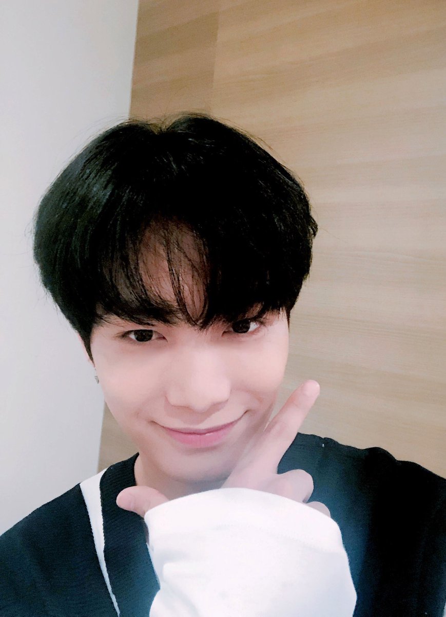 5mazzy5's tweet photo. 쩨의 셀카는 요��� 맨날 뿌옇다,, 그래도귀여웡 ㅎ https://t.co/U2Gv6FmabH
