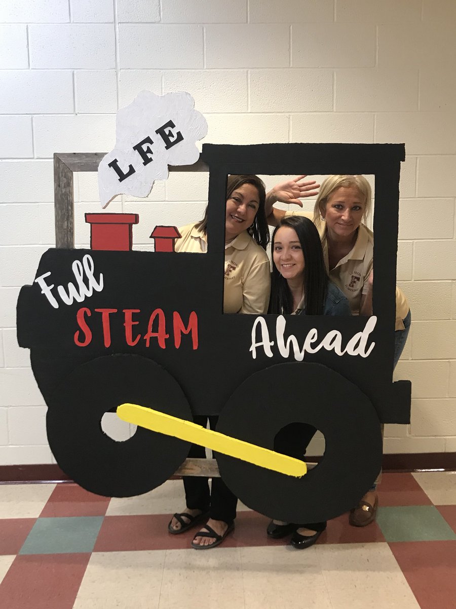 rodriguezgirls5's tweet photo. World....Here we come! @LFEtheplacetobe #excitedteachers #codinglab #scilab #dsslab https://t.co/HnRXnAnfpb