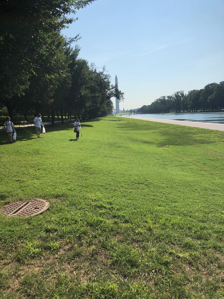 KathleenGWard's tweet photo. First week of work at the @USChamber - volunteering to help keep the National Mall clean #ChamberCares #AWeekOfService https://t.co/qYWMTPkbV5