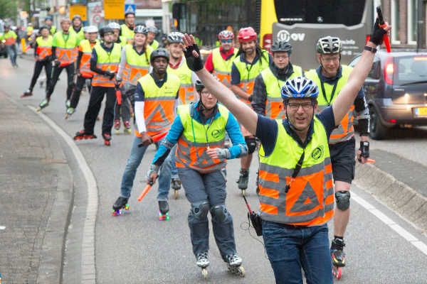 UtrechtUit's tweet photo. Straks gaat de Skate Parade weer van start! Elke vrijdagavond zo'n 25km skaten, dwars door heel #Utrecht. Na de muziekwagen met een DJ, volgen de deelnemers en tot slot de bezemwagen. De route is steeds anders en deelname is #gratis https://t.co/sin2S07D0a #USP030 @uskateparade https://t.co/ZYo9vgAD64
