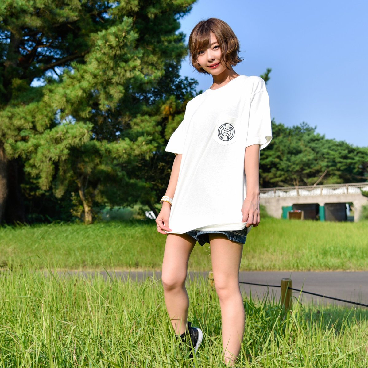 photobyMe_'s tweet photo. 【新作:商品紹介】
"カメラレンズキャップ柄 ポケット付きTシャツ"
レンズキャップを胸ポケットにデザイン。撮影時、紛失しがちなレンズキャップの居場所を作りました。
BLACK、NAVY、OFF-WHITEの3カラー
税込み 2,600円
https://t.co/SiubeobPIO 
#フォトバイミー https://t.co/gTCtKFXh8K