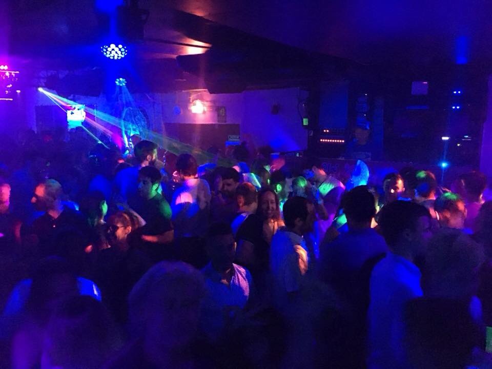 newrickys's tweet photo. Va va va que ya tenemos aquí otro gran fin de semana, tenemos ganas de fiesta 🎈, hoy viernes tenemos en la cabina a dj @miku_bbg  con ganas de hacerlos bailas y mañana sábado dj Yuri, recodar de venir antes de las 3:30h para evitar las colas , abierto de 1:30h a 6:30h #newrickys https://t.co/jVYJYO9JMI