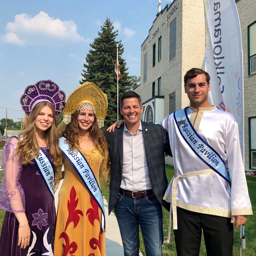 BrianTDBowman's tweet photo. The Russian Pavilion delivers the old &amp; new, with performances that blend traditional folk with modern day sounds. Of course the incredible legacy of Russian dance, music, &amp; theatre is on full display all night! @RFolklorama @Folklorama #MyFolklorama #Folklorama49 https://t.co/YQf99o5J2w