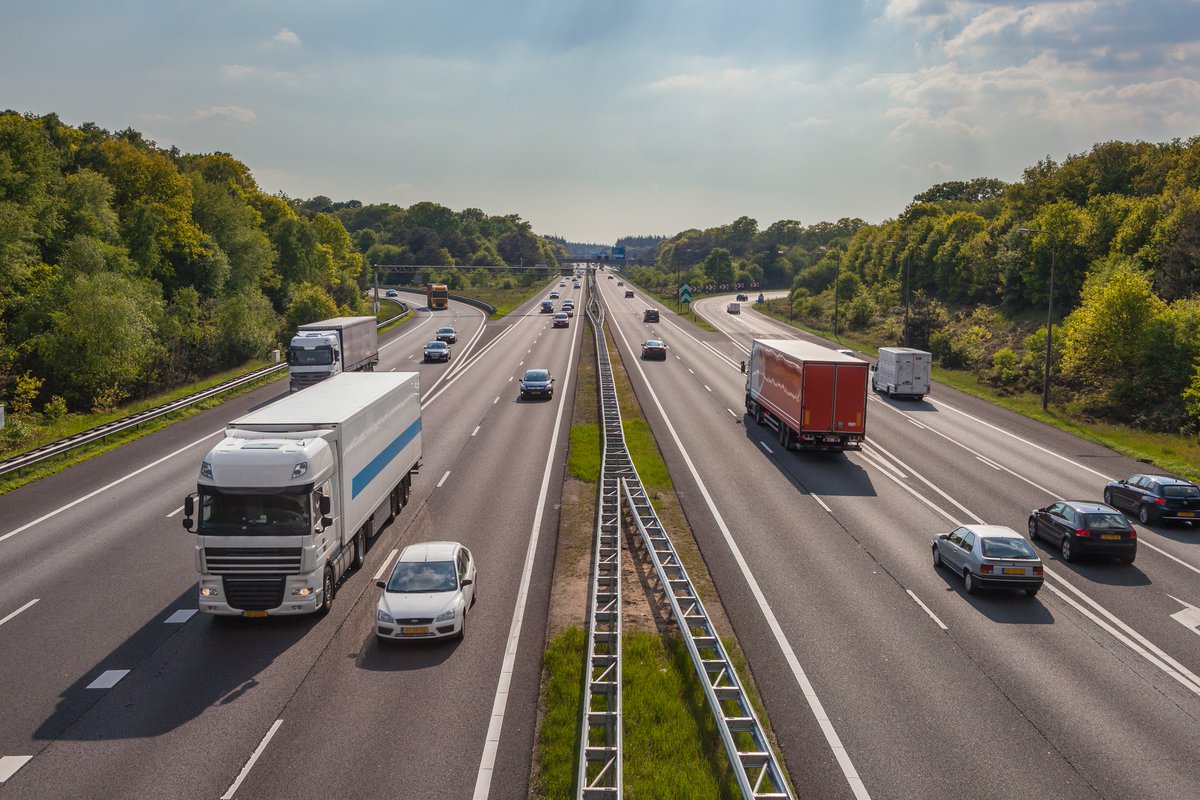 Omzet in wegtransport groeit al jaren, maar rendement neemt af, blijkt uit cijfers van <a href="/Rabobank/">Rabobank</a>. Het is nu echt tijd dat transportbedrijven reële prijzen vragen, zegt <a href="/JanBoeveTLN/">Jan Boeve</a>. 'Laten we heel goed in de oren knopen: gratis transport bestaat niet.’ tln.nl/actueel/nieuws…