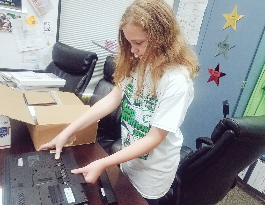 _AndyJacks's tweet photo. A huge advantage of having your daughter in school is that she can help do last minute fixes for our student-refurbished computer program! When kids do meaningful work, they are so much more invested in their own learning. #dadsasprincipals #ashlandsoar #vastarorg https://t.co/tF21vC4PGH