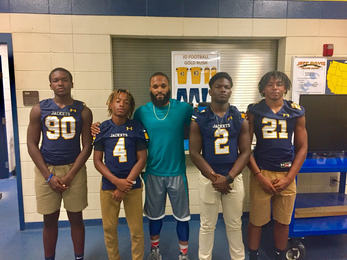 J_Earl_Cray's tweet photo. YOUNG KINGS!!!!! GAME-DAY!!!! These are my Boyz!!! My sonz!!! #BEGREAT ALL 9th graders!!!!! #BeatAppling @TreChandler_ @miyon87016195 https://t.co/vgmnbEfx7Y