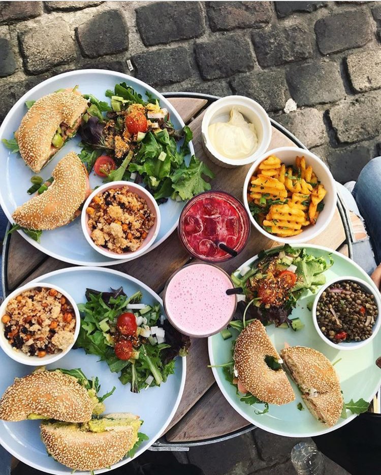 Gezellig buiten tafelen bij WASBAR is altijd leuker op zondag ☀️. Foto door <a href="/cherryna7/">チェリーナ</a> #wasbar