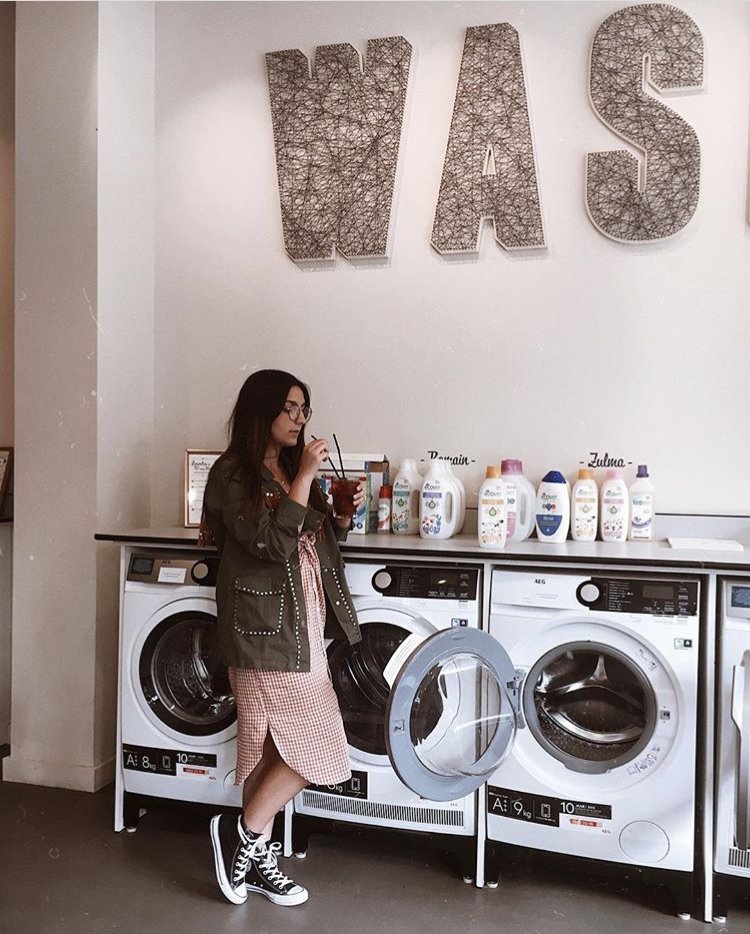 Bij WASBAR wacht je op je wasjes met een verfrissend drankje of een hapje tussendoor. Toon deze post aan de kassa @celouschino en drink nog eentje op onze kosten! #wasbar