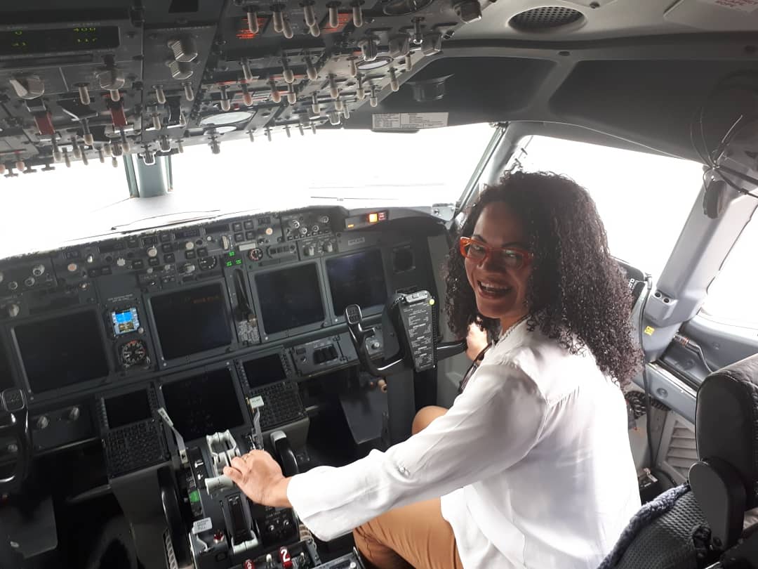 maeflaviapinto's tweet image. Pilotando  o vôo para o Rio de Janeiro. Chegamos bem, obrigada. Suave na nave kkkkkkkk 😁... sempre quis tirar uma foto na cabine da aeronave... mais desejo realizado...
#seliganapolítica 
#mulheresnapolitica 
#votonegro