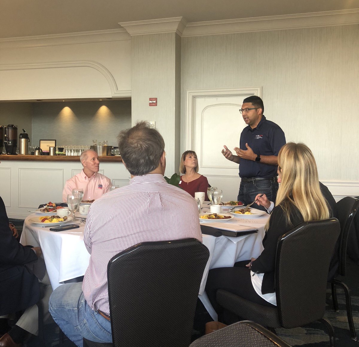 Elevate_Inc's tweet photo. #TeamElevate is proud to support @pilotbank CEO Roy Hellwege’s #RealMenWearPink breakfast this morning! With @pateltimes, @AmericanCancer, &amp; Kothand of @kat_pro #HelpingOurCity #RealMenTampa https://t.co/wlFeUgX7Bg