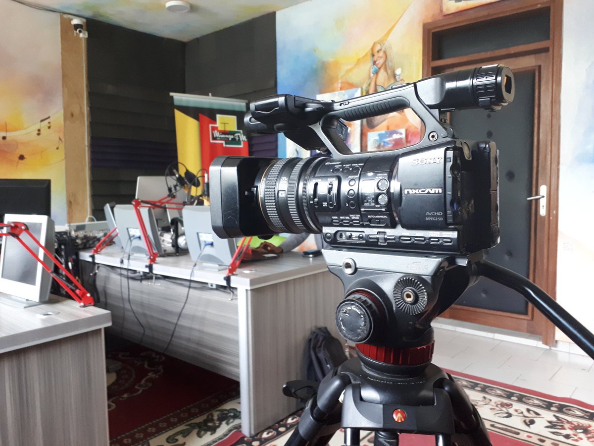 BloggersCM's tweet photo. Une fois n'est pas coutume, #BlogLiveRadio est pré-enregistré pour l'édition de cette semaine. Nous recevons l'équipe d'@actunetvox de @voxafrica dans le studio de #MiangoFM qui fera un reportage sur l'émission. https://t.co/uGRD2N65vj