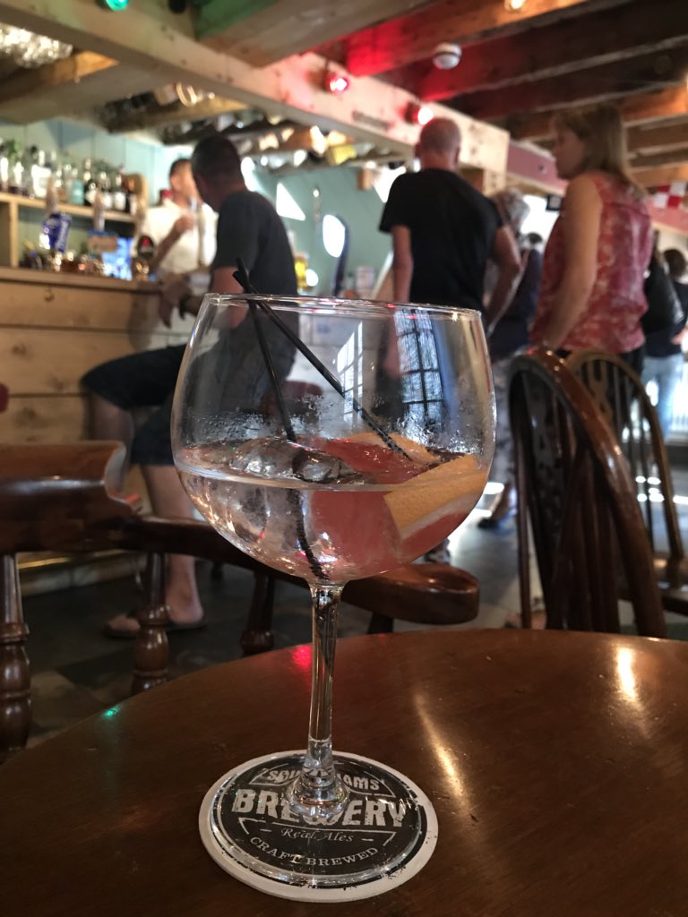QuayNew's tweet photo. We’re not sure why but our account has appeared to lost all our lovely followers so if you see this please do follow us. We’re a free house  in beautiful #Brixham &amp; proud to support local breweries &amp; distilleries! https://t.co/NvZxVeb72W