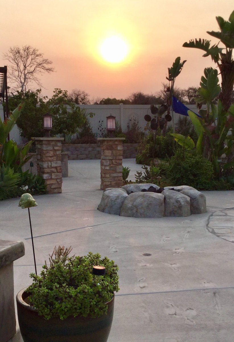 Bar3lylist3ning's tweet photo. 7am Friday, #Riverside facing East...#HolyFire ash has increased, our thoughts are with #LakeElsinore #Corona #firefightersbesafe https://t.co/7Y7KS4UHmP