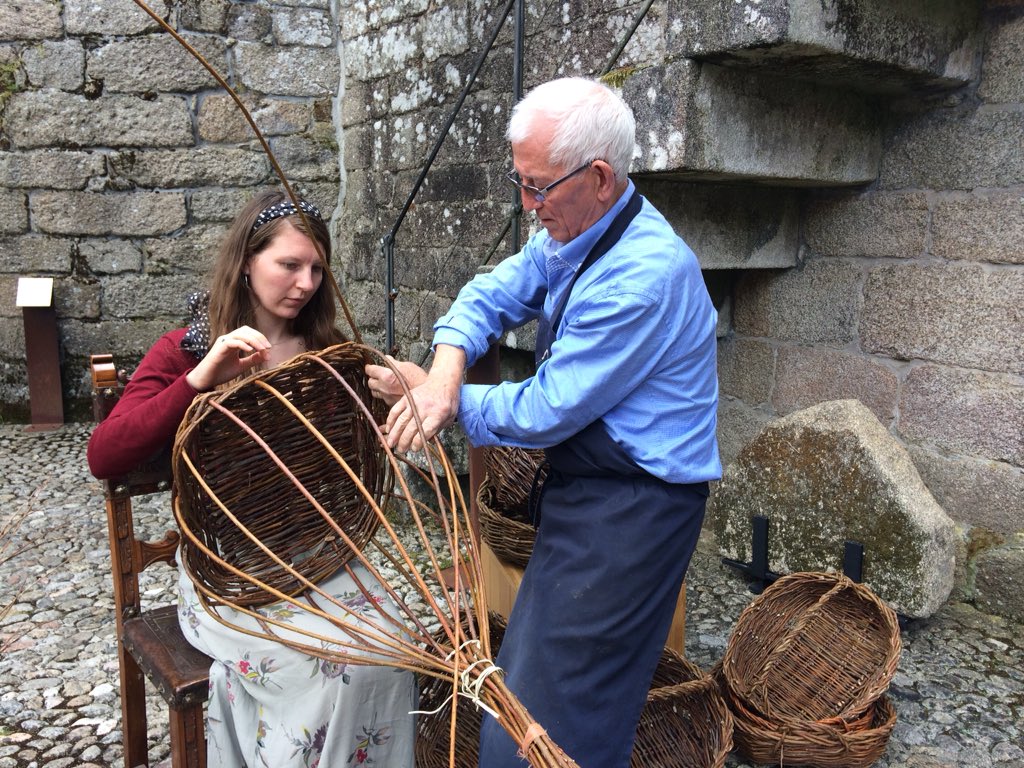 VimianzoTurismo's tweet photo. Hoxe tocou Obradoiro de #cestaria tradicional!
Co cesteiro Manuel Espasandín dá AC Neira Marcos de Salto.
#artesaníaviva #Vimianzo #HistoriaViva #DestinoCultural #CostadaMorte
.
#Galicia #artesaniadegalicia #artesaniagalega #artesanía #handcraft m#castelodeVimianzo #artesanato https://t.co/7tHbv2tIyY
