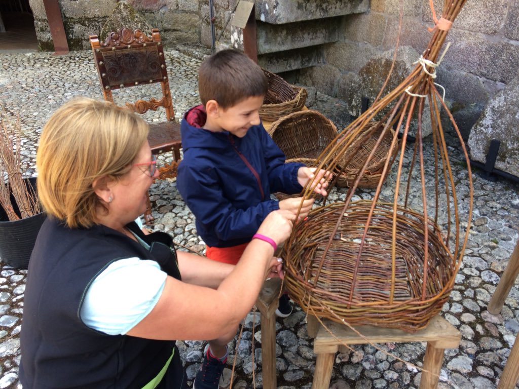 VimianzoTurismo's tweet photo. Hoxe tocou Obradoiro de #cestaria tradicional!
Co cesteiro Manuel Espasandín dá AC Neira Marcos de Salto.
#artesaníaviva #Vimianzo #HistoriaViva #DestinoCultural #CostadaMorte
.
#Galicia #artesaniadegalicia #artesaniagalega #artesanía #handcraft m#castelodeVimianzo #artesanato https://t.co/7tHbv2tIyY