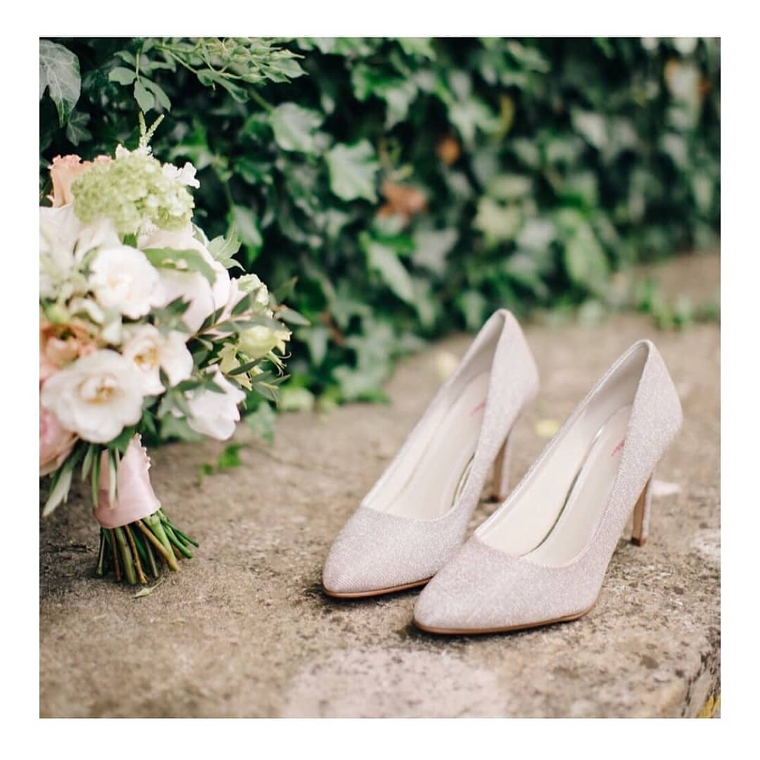WeddingWhouse's tweet photo. FREE PAIR OF SHOES with every new bridal order until August 31st!! 👠💞👰
Call 01228 595956 to book!
#bridalshoes #carlisle #carlislewedding #cinderella #shoes #weddingshoes https://t.co/39aClHXn58