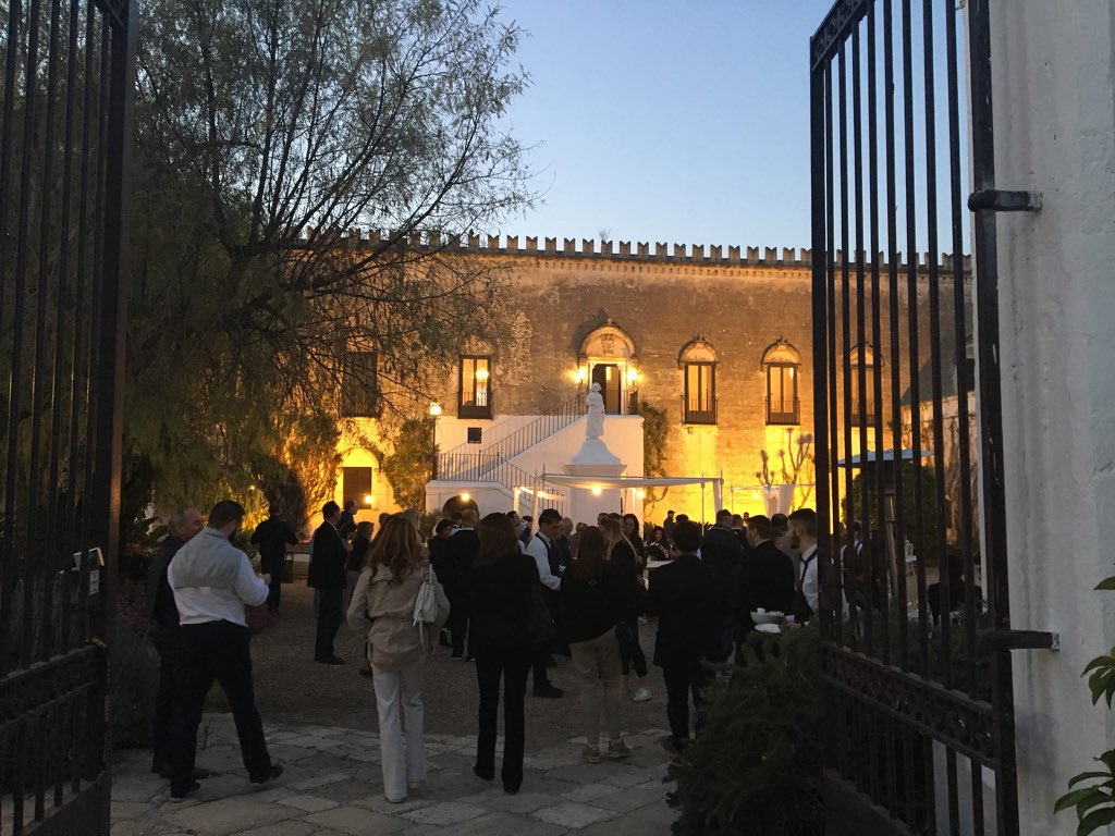 format #SummerWine > cena itinerante alla scoperta del buon cibo della tradizione pugliese e 23 vini (bollicine, bianchi, rosati e rossi) delle <a href="/donnedelvino/">Le Donne del Vino</a> #Puglia
📌 23 agosto ore 20.00 @ Masseria Pizzariello a Talsano (Ta)
prenotazione obbligatoria tel. 099 6611307