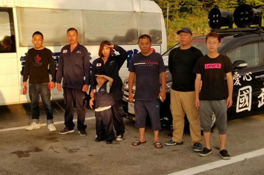 sumeramikuni88's tweet photo. 西予市野村町の復旧ボランティア活動31日目。本日は広島県福山市から同志である愛心國武会様が被災地野村町に来てくださいました。大量の支援物資を避難所に届け、野村町民にも物資である貴重な水を手渡しで直接提供しておられました。被災地を自らの足で歩き、現場を自分の目で確認しておられました。 https://t.co/YdOjIVJhoc