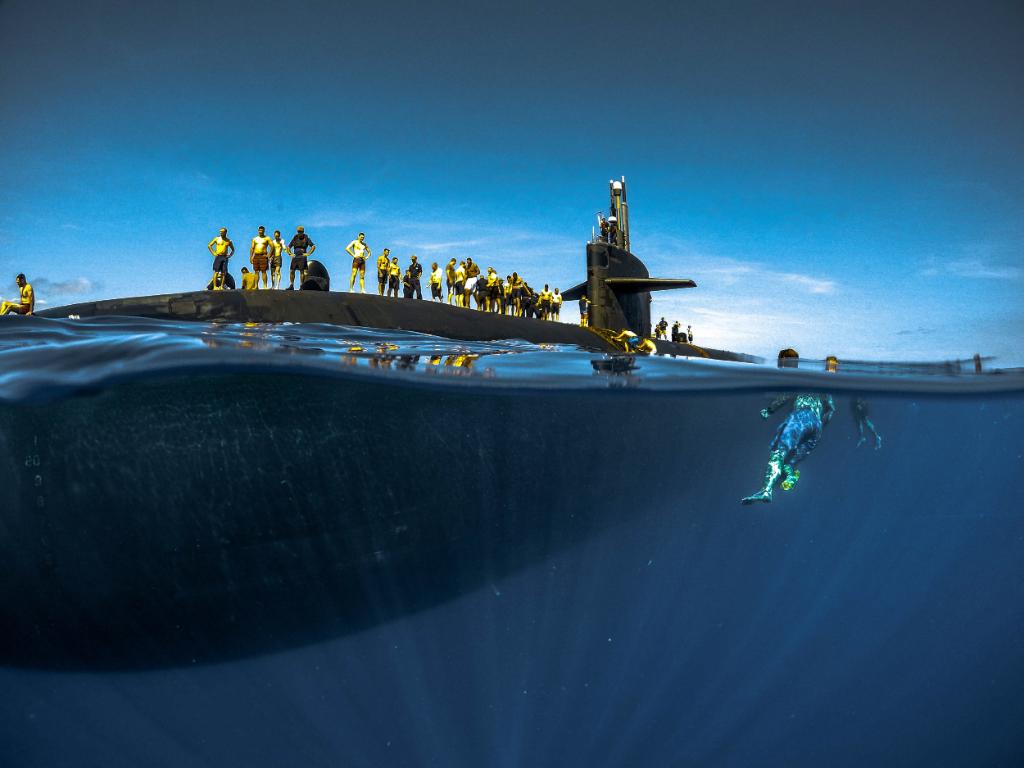 USNavy's tweet photo. #FridayFeeling: After a long hard work week, it’s time to dive into the weekend!
Sailors assigned to Los Angeles-class fast-attack submarine #USSOlympia #SSN717 participate in a swim call at sea in the Pacific Ocean. https://t.co/Ood32jxt6S