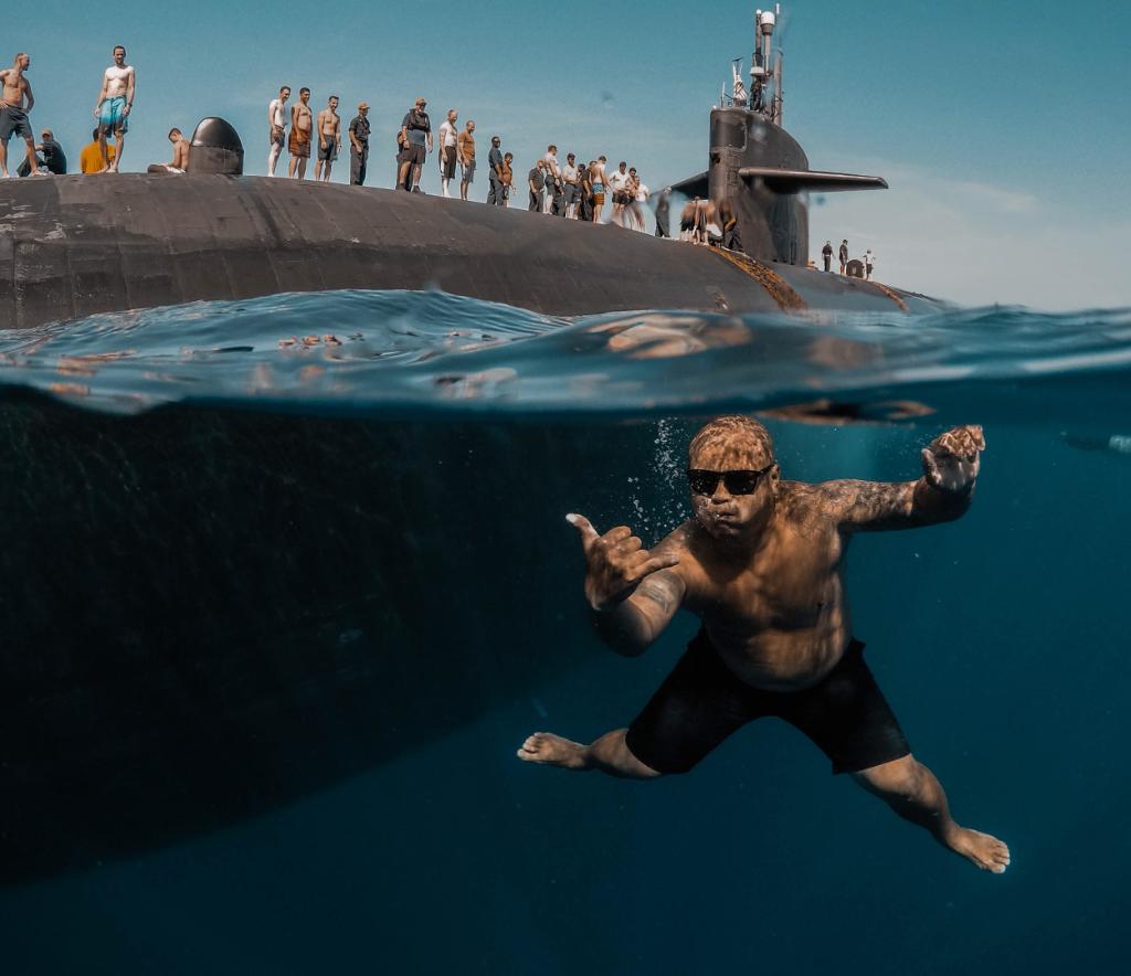 USNavy's tweet photo. #FridayFeeling: After a long hard work week, it’s time to dive into the weekend!
Sailors assigned to Los Angeles-class fast-attack submarine #USSOlympia #SSN717 participate in a swim call at sea in the Pacific Ocean. https://t.co/Ood32jxt6S
