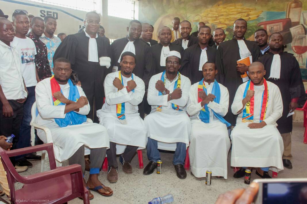DeboutJeunesse's tweet photo. #RDC:Qund il s salue la désignation du dauphin drrière l barreau croupissent ls héros ayant remporter ctt lngue bataille, pur Ki ls hommages serait en principe rendu.On laisse l'essentielle ailleur pur s concentré s ls aléatoires. Au lieu d guérir la fièvr vus cassez l thermomètr https://t.co/E4l1Pl1jd3