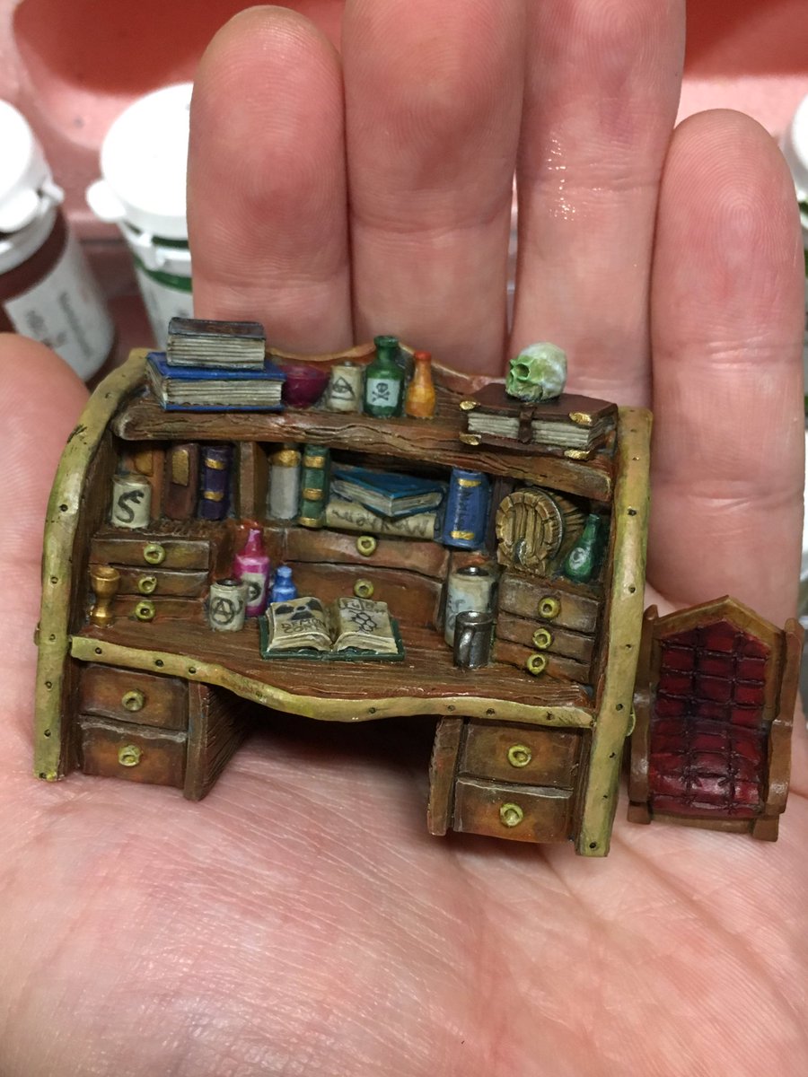 Master_NEET's tweet photo. 漢のシルバニア、魔術師の書斎机が完成。あまりハイライトをいれず、使いこんだアンティークな風合いを演出。
魔術師もいいけど、聖なる賢竜が使う机というのもいいね。 #メタルペイント https://t.co/ZdenEAXS9y