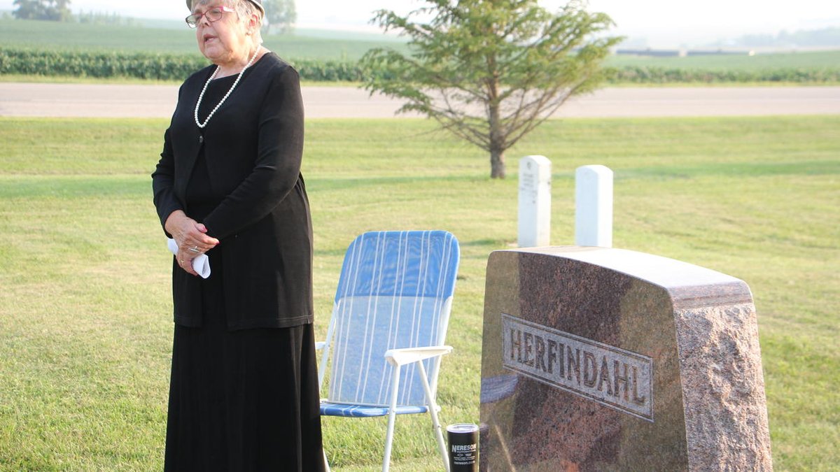 County museum hosts Lake Park Lutheran Cemetery Walk trib.al/Nhw9bow