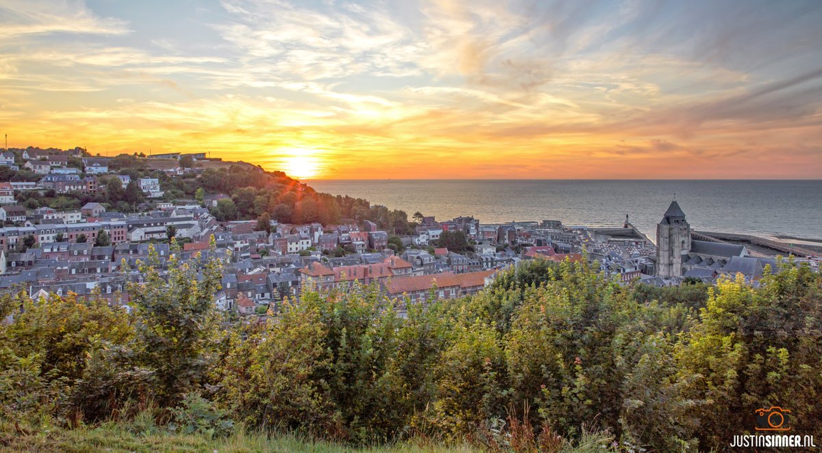 Aug. 2018: Uitzicht over de Atlantische Oceaan, op de voorgrond het stadje Ville Le Tréport in Frankrijk. #justinsinner #merslebains #letreport #france #frankrijk #buitenland #texel #natuur #canonnederland #sunset 
 justinsinner.nl