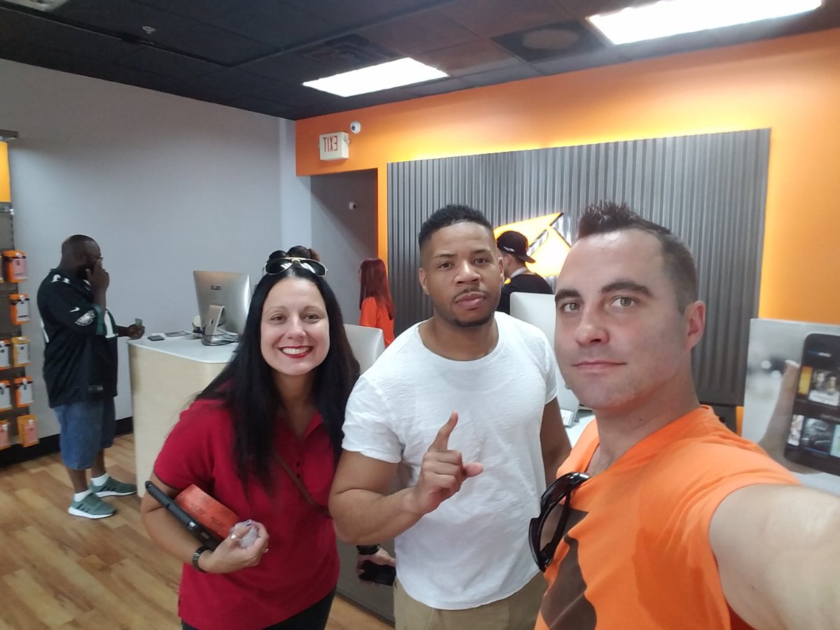 BoostNick's tweet photo. @BDP_Mike lways taking that opportunity to continually educate. We made our own philly vendor show thanks to Xfinity and brightstar. #midatlanticgrind #phillygrind #phillyhustle. @BrightstarDP https://t.co/a2zGLcnTdc
