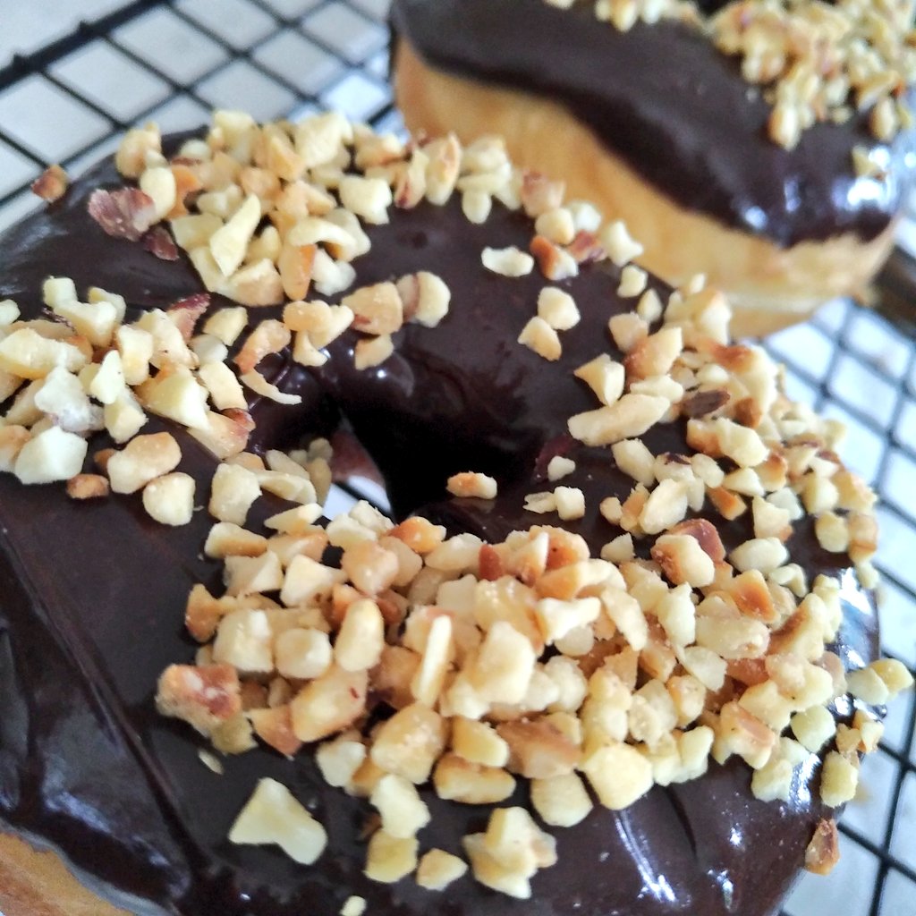 vegancakery's tweet photo. OK last one for tonight...delicious #TheVeganCakery Chocolate &amp; Hazelnut Doughnuts will be at #Stourbridge #Vegan Fair tomoz at the @BoroughHalls Town Hall - first time I've ever taken them to a fair, so be there early 😉😊😍 #DoughnutsNotFauxnuts #CakeryNotFakery #AlwaysVegan https://t.co/R5HjOkymCe