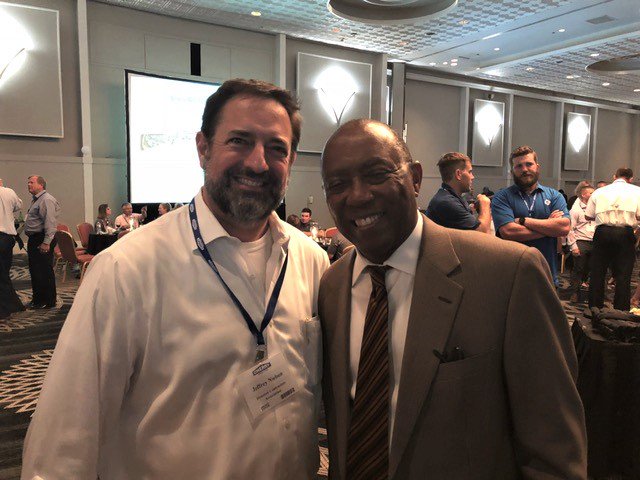 HCA's Executive VP Jeff Nielsen bending the ear of Mayor @SylvesterTurner last night at the @CherryCompanies customer appreciation dinner. #Houston #Construction #MayorTurner #HCA