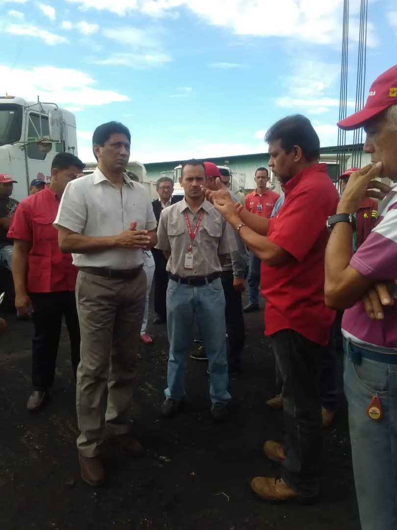 TROPACORSOBAIN's tweet photo. #10Ago El Gobernador del estado Barinas, Ing. Argenis Chávez realizó un recorrido por las instalaciones de Corsobain para conocer las condiciones de su  flota liviana y pesada con el propósito de rehabilitar nuestro parque automotor y así re-impulsar la corporación. https://t.co/uc2Av1pLzl