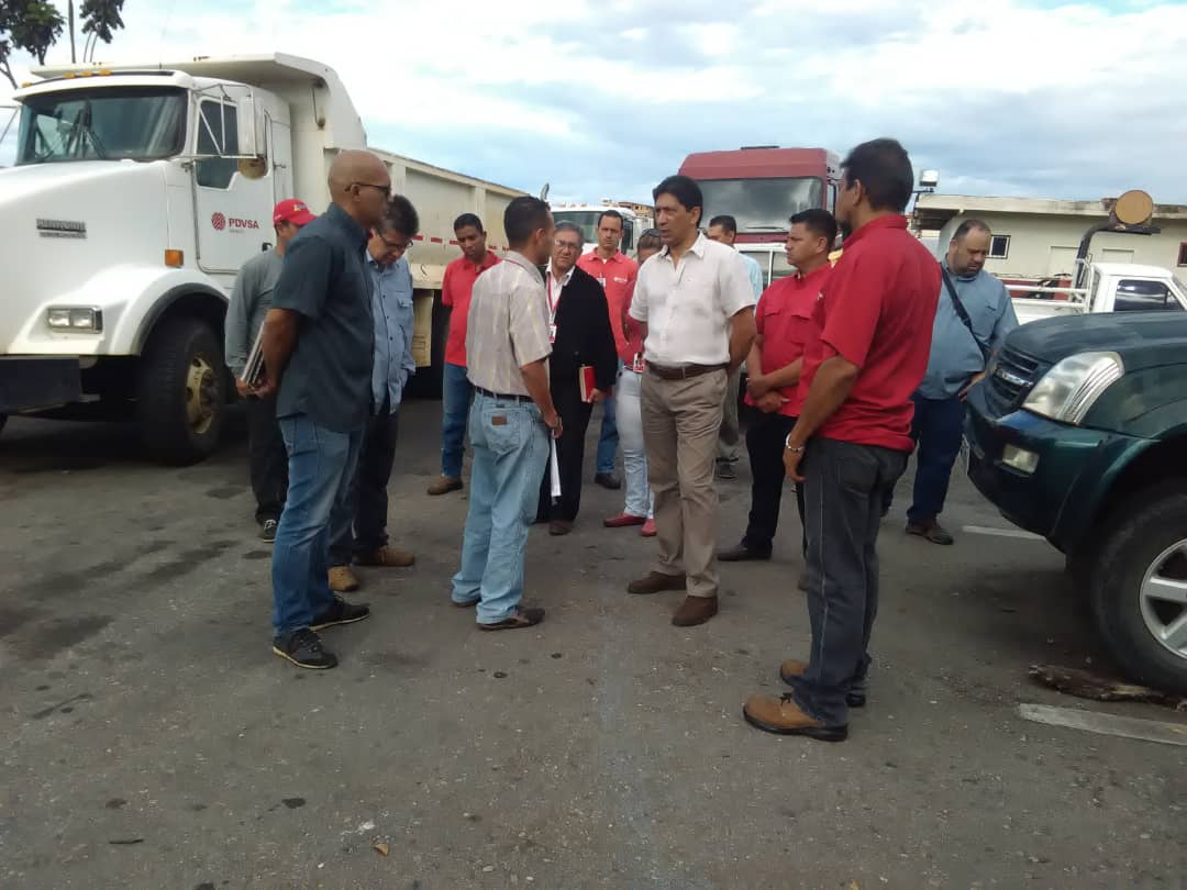 TROPACORSOBAIN's tweet photo. #10Ago El Gobernador del estado Barinas, Ing. Argenis Chávez realizó un recorrido por las instalaciones de Corsobain para conocer las condiciones de su  flota liviana y pesada con el propósito de rehabilitar nuestro parque automotor y así re-impulsar la corporación. https://t.co/uc2Av1pLzl