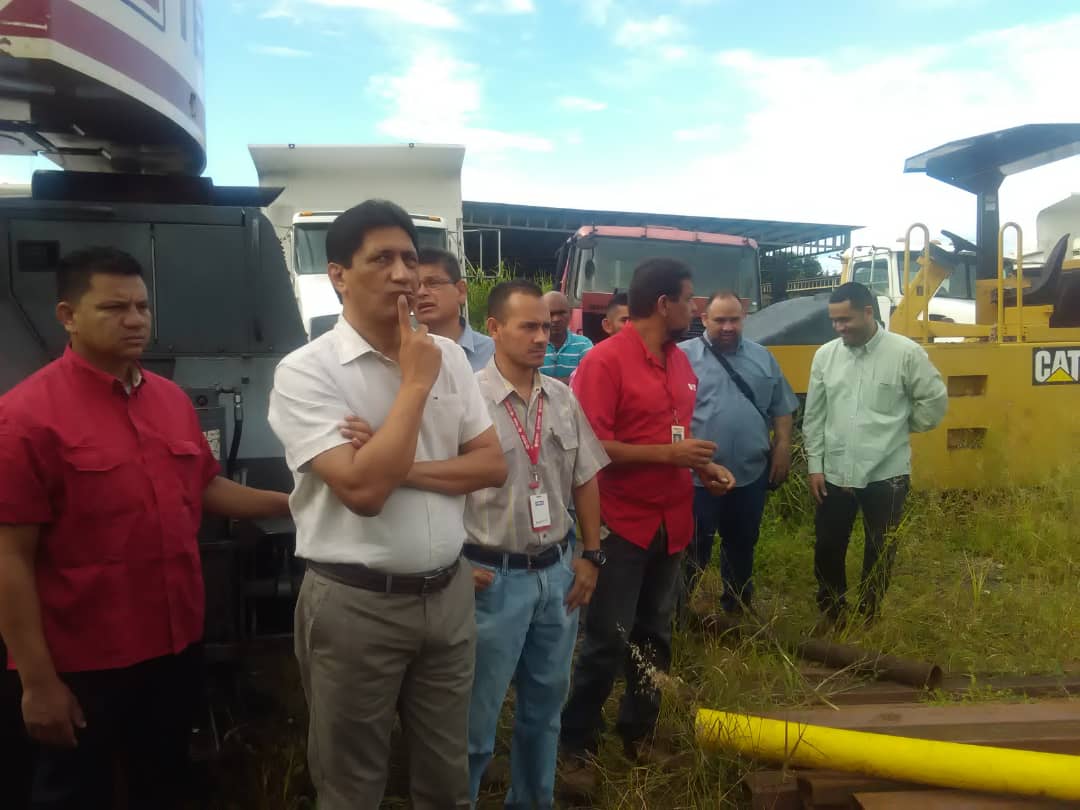 TROPACORSOBAIN's tweet photo. #10Ago El Gobernador del estado Barinas, Ing. Argenis Chávez realizó un recorrido por las instalaciones de Corsobain para conocer las condiciones de su  flota liviana y pesada con el propósito de rehabilitar nuestro parque automotor y así re-impulsar la corporación. https://t.co/uc2Av1pLzl
