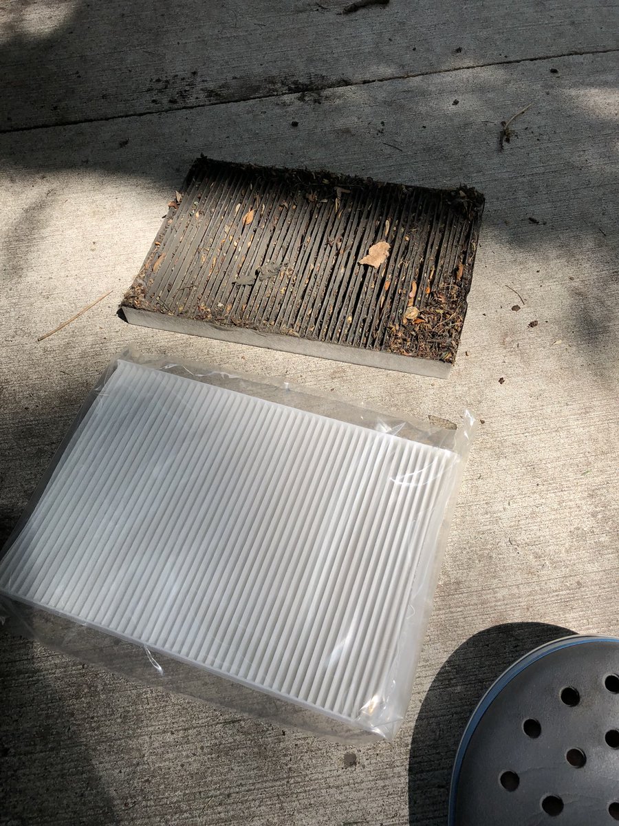 CrocsandCargos's tweet photo. New air filter vs. old air filter #crocsandcarmaintenance #maybeabitoverdue https://t.co/n5ATUI8lMo