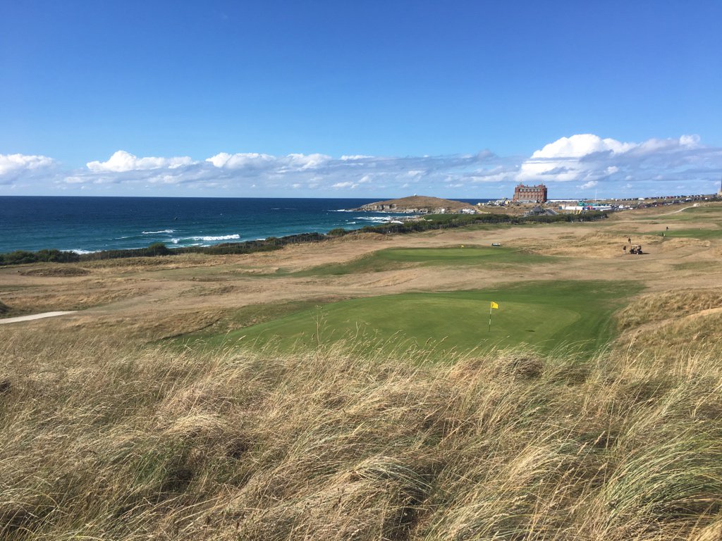 NewquayGC's tweet image. 7th Hole.

A 2 putt par for Savage. A sandy bogey for Milburn. 

Milburn +2 vs Savage E

 #ClubChamp #Newquay #LinksGolf