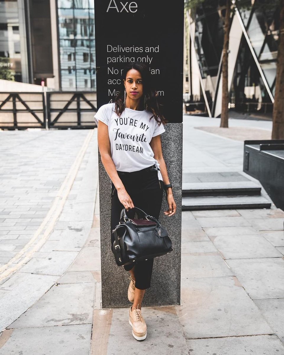 rosalyjorge1's tweet photo. Here is a Method That is Helping Woman keeping their belongings safe with a @LamonteLondon handbag 👜 you can’t go wrong 🤗😘✨💃🏾New photos on my IG page : https://t.co/OpqRE5LPcv ✨💃🏾 https://t.co/FdT336oBYq