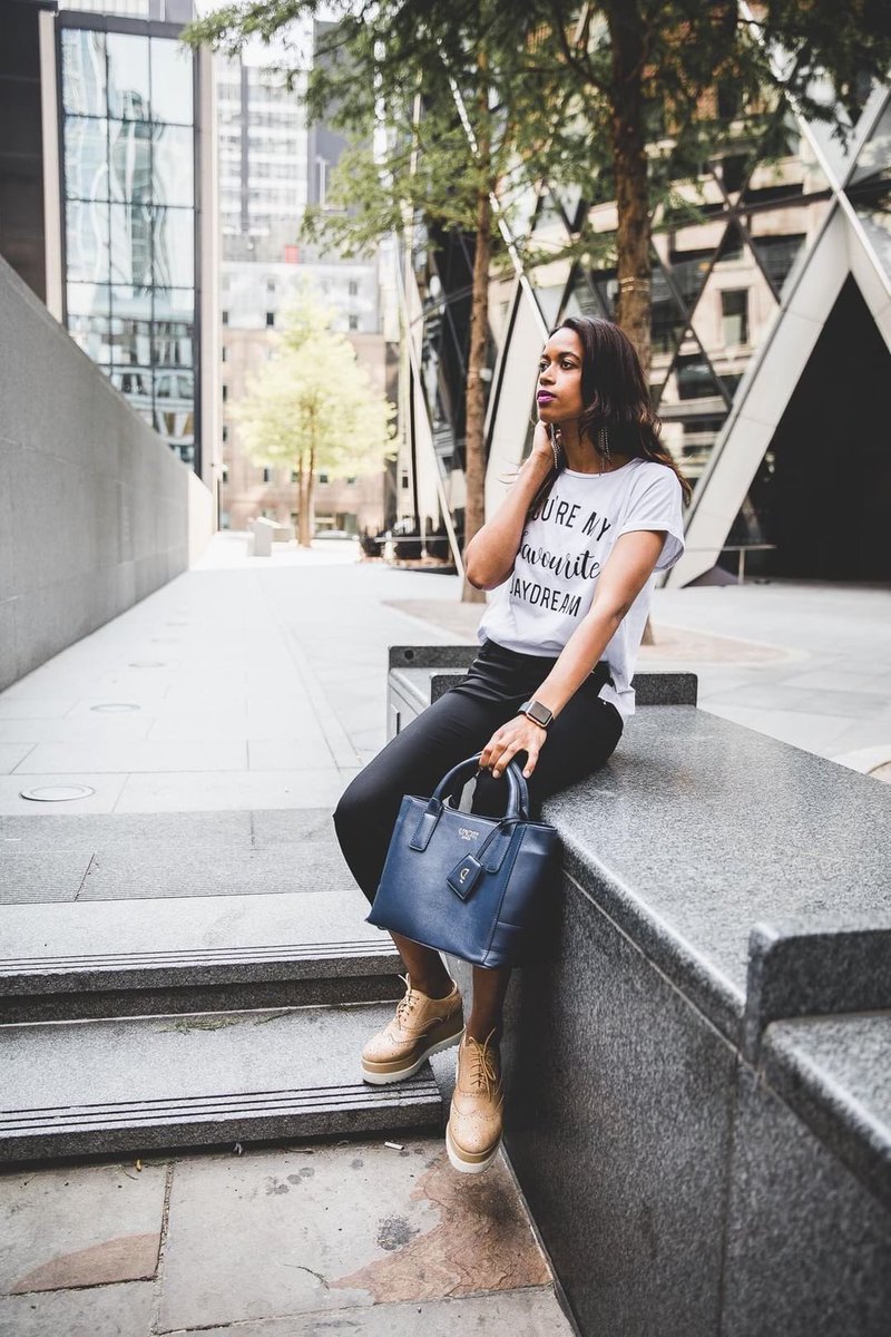 rosalyjorge1's tweet photo. Here is a Method That is Helping Woman keeping their belongings safe with a @LamonteLondon handbag 👜 you can’t go wrong 🤗😘✨💃🏾New photos on my IG page : https://t.co/OpqRE5LPcv ✨💃🏾 https://t.co/FdT336oBYq