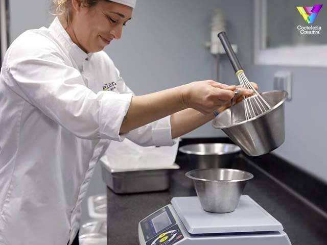 Guanche Alexander👉 propuesta canaria del clásico Alexander por <a href="/RaimondoPalomba/">Raimondo Palomba</a> de <a href="/loungeatelier/">atelier lounge</a>. Ron Aldea single cane, leche de almendras artesanal, licor Mozart white y un toque de gofio. Descubre receta y maridaje aquí bit.ly/2HghqlS #atelier #diariodeunbartender