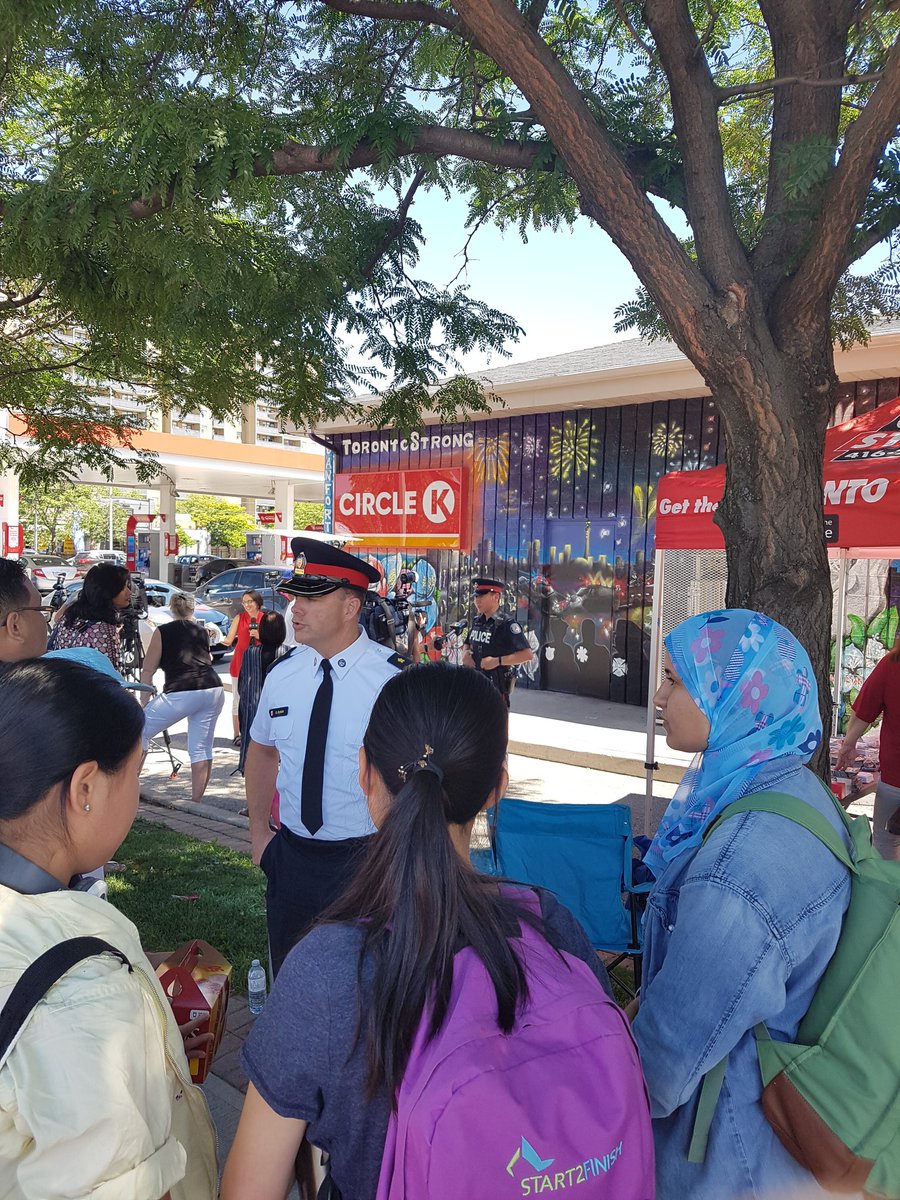 BeardAndProtect's tweet image. Pleased to be at the @CircleKOntario StreetARTMural Project #TorontoStrong #danforthstrong @CPEU_TPS Here with @CirKCrimeBuster @1800222TIPS
