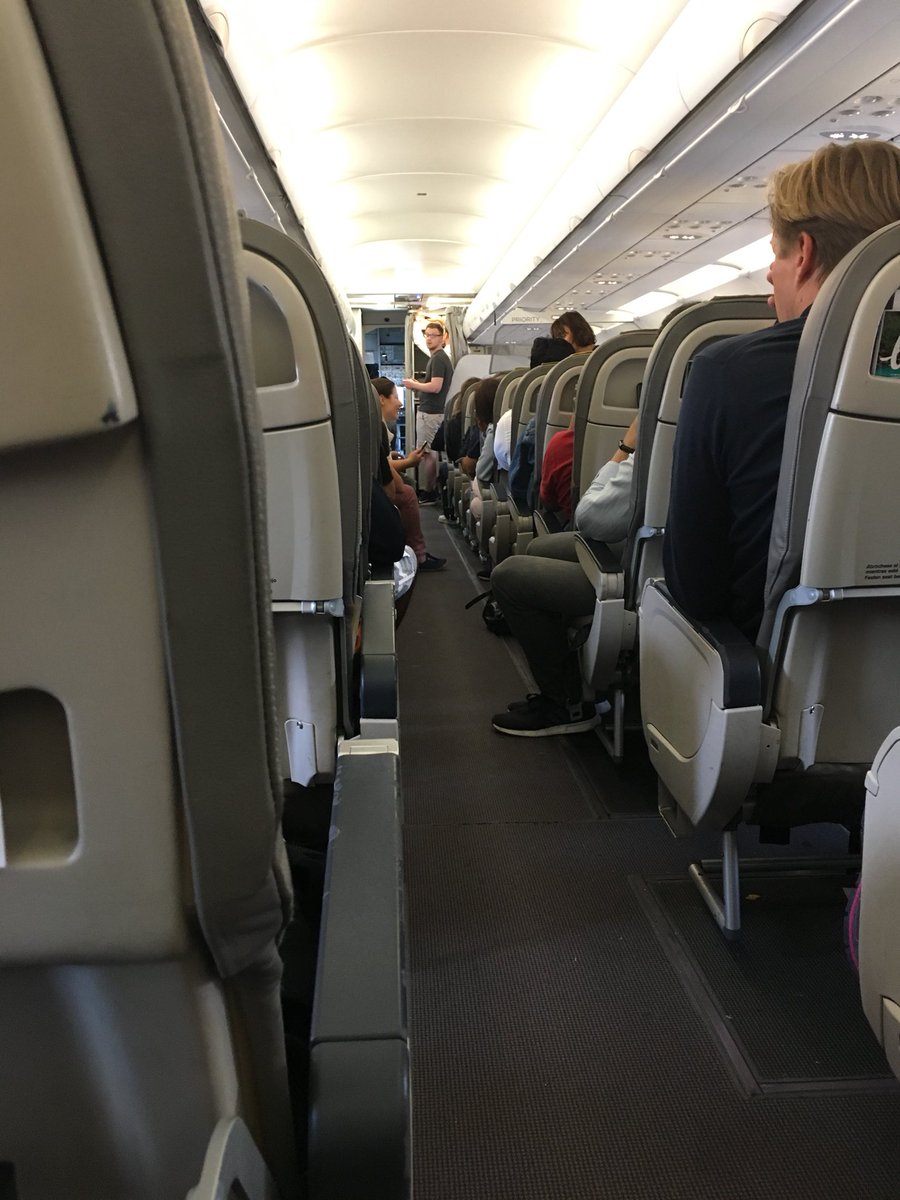 mjanesays's tweet photo. After 3.5 hours we are still on the @vueling plane. Plane has no food or water and the last update was an hour ago saying we would leave in 10min after airport staff came to move the plane... well it’s been 1h #hopeless #VuelingFail https://t.co/xGDnROdma2