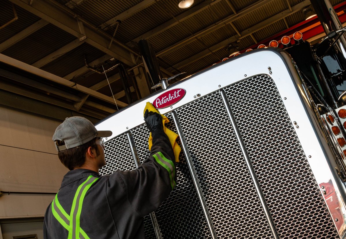 StahlPeterbilt's tweet photo. Gettin er all shined up.
*
#peterbilt #heavyduty #classpays #chrome #trucklife #heavytruckphotos #peterbilts #heavyhaul #trucker #paccar #peterbiltsofinstagram #truckin #bigrig #trucksdaily #pete #peterbiltforlife https://t.co/qSqn3qfsM3