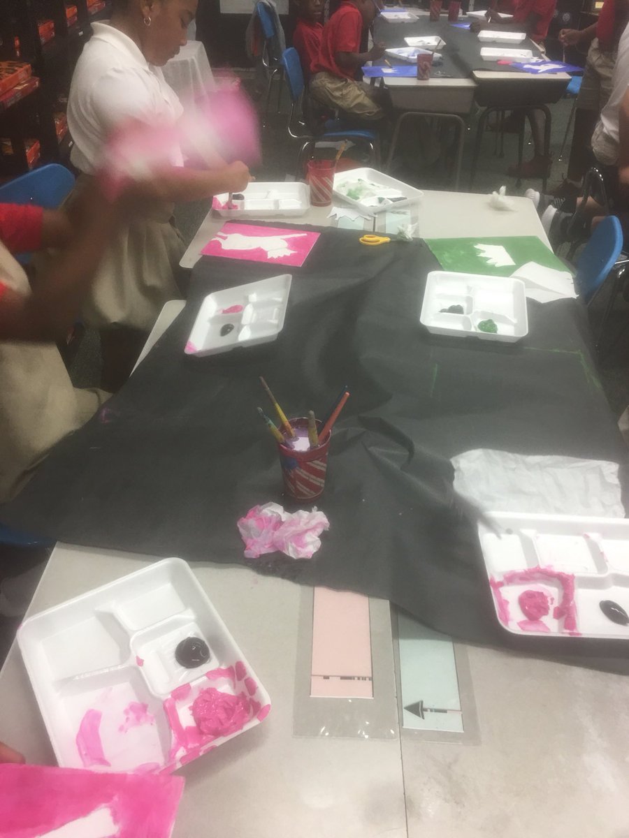 Ajohn_ARI's tweet photo. We’re “Goal Getters” on 5th Ave! Check out our Kings &amp; Queens painting and setting goals for the year! #growthmindset #teamselma #teammeadowview https://t.co/eA9wm8F6ar